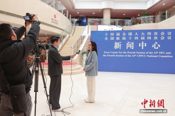 2月27日，设在北京梅地亚中心的全国两会新闻中心正式启用。图为媒体记者在新闻中心采访报道。<span target='_blank' href='/'>中新社</span>记者 杨郁然 摄