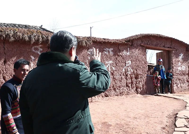 这是2月11日上午,习近平在凉山彝族自治州昭觉县三岔河乡三河村考察时同村民打招呼。 新华社记者 鞠鹏 摄