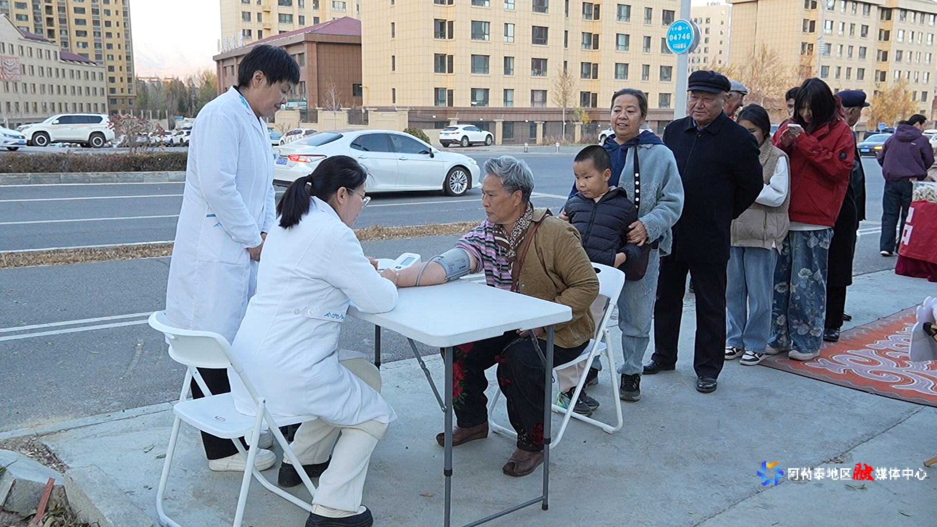 现场医务工作者们开展义诊活动。