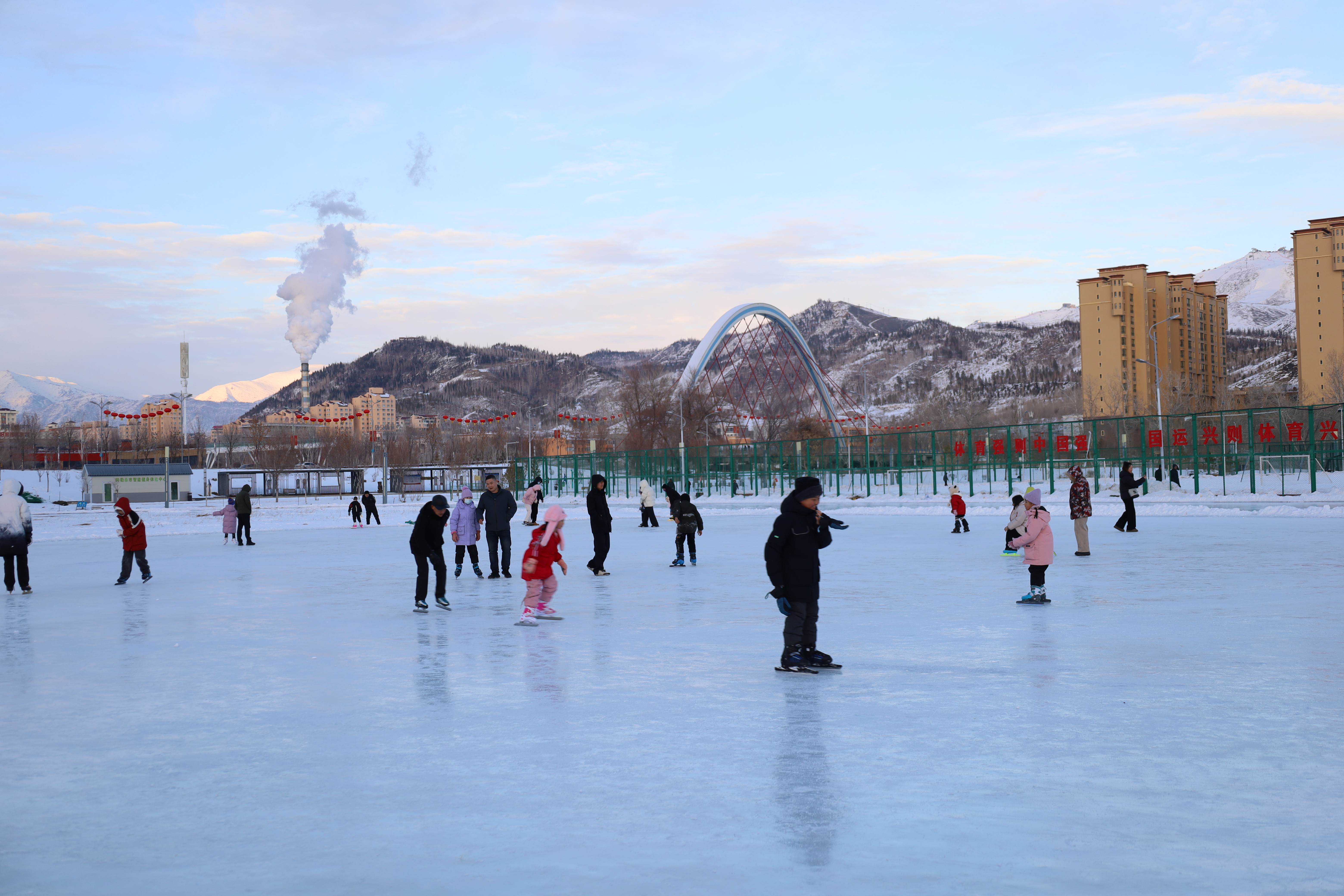 12月7日,不少学生及其家长前来滑冰场滑冰。