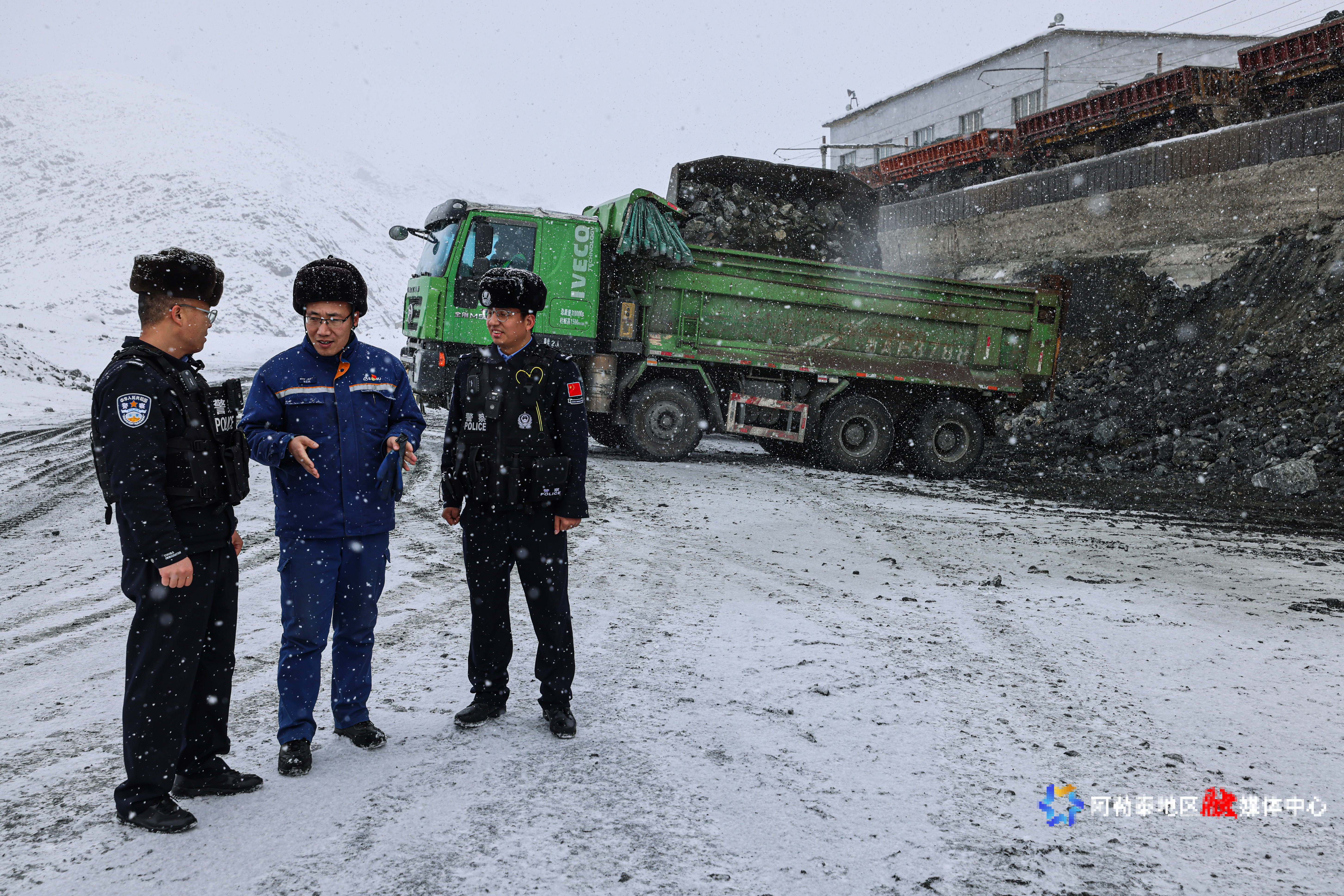 2025年12月16日,民警正在检查矿区矿石厂安全情况。