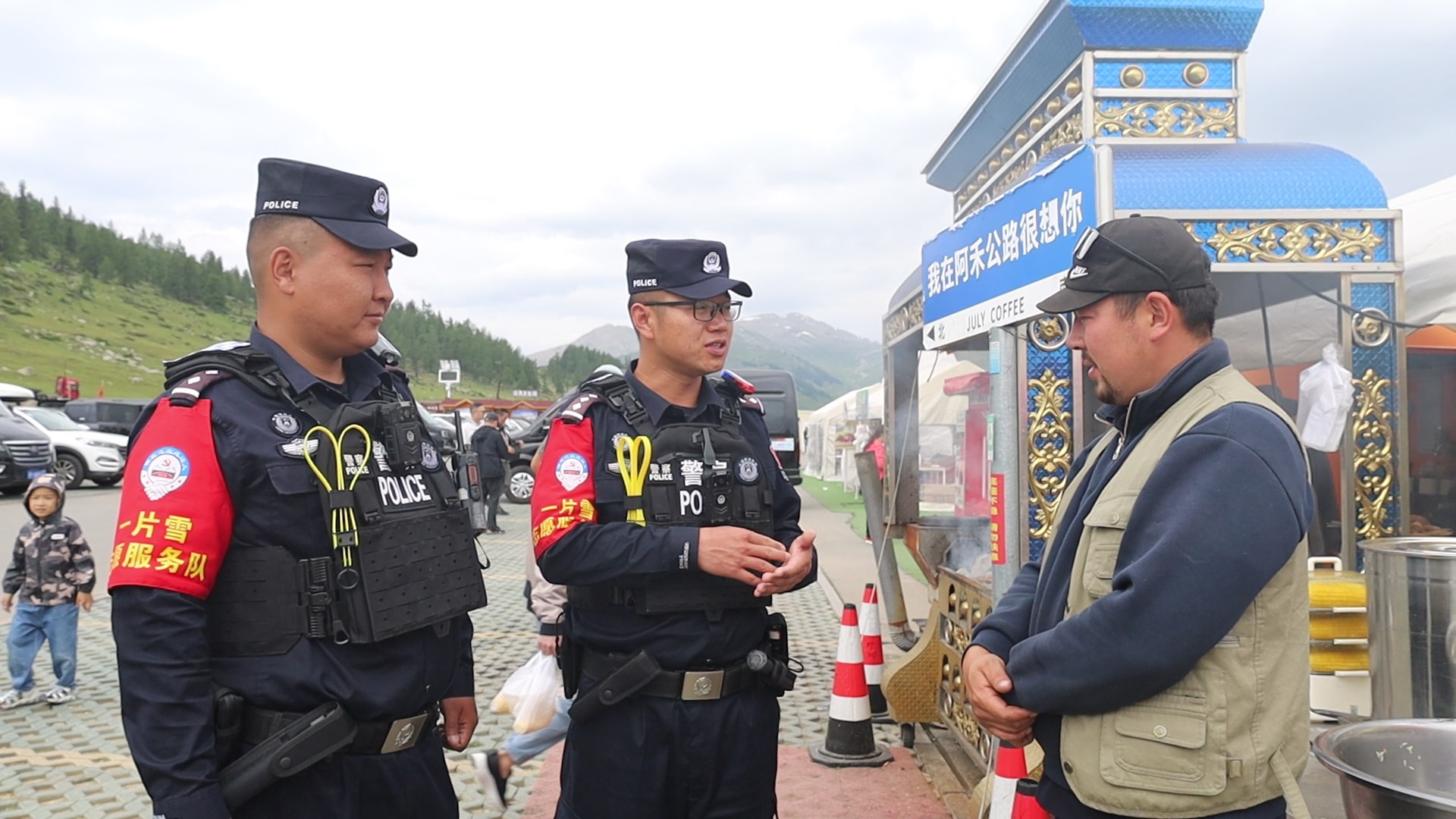 民警走访阿禾公路沿线商户,宣讲规范经营、边境安全、安全生产相关事宜。(乌站)