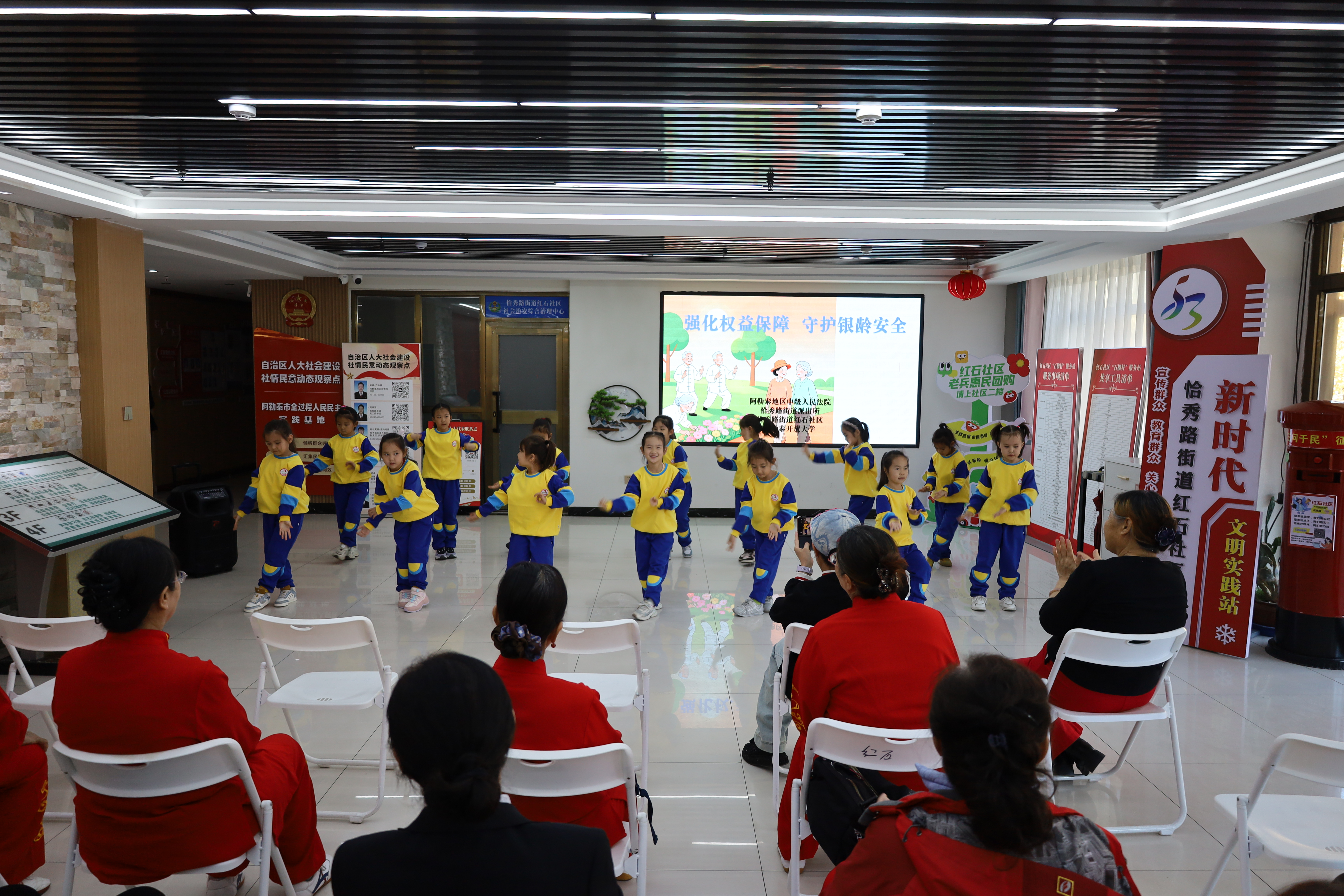 幼儿园小朋友带来舞蹈表演。